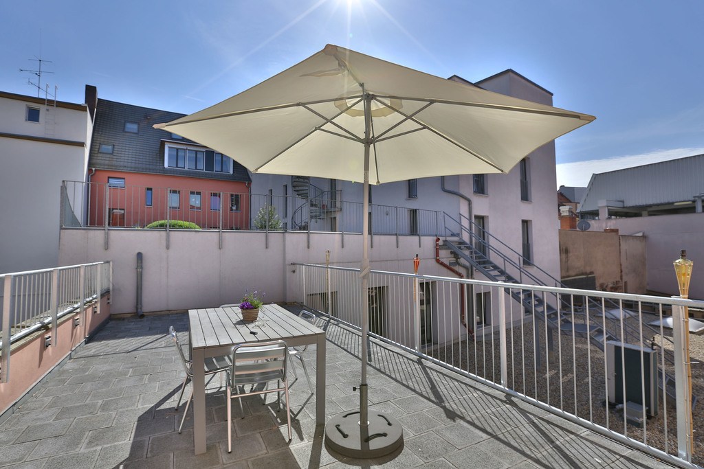 Modernes Bad mit Dusche in der Grasstraße 11