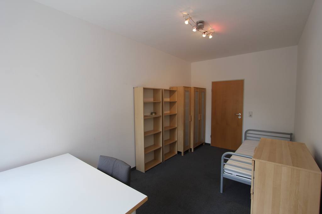 Geräumiges WG-Zimmer mit großem Fenster