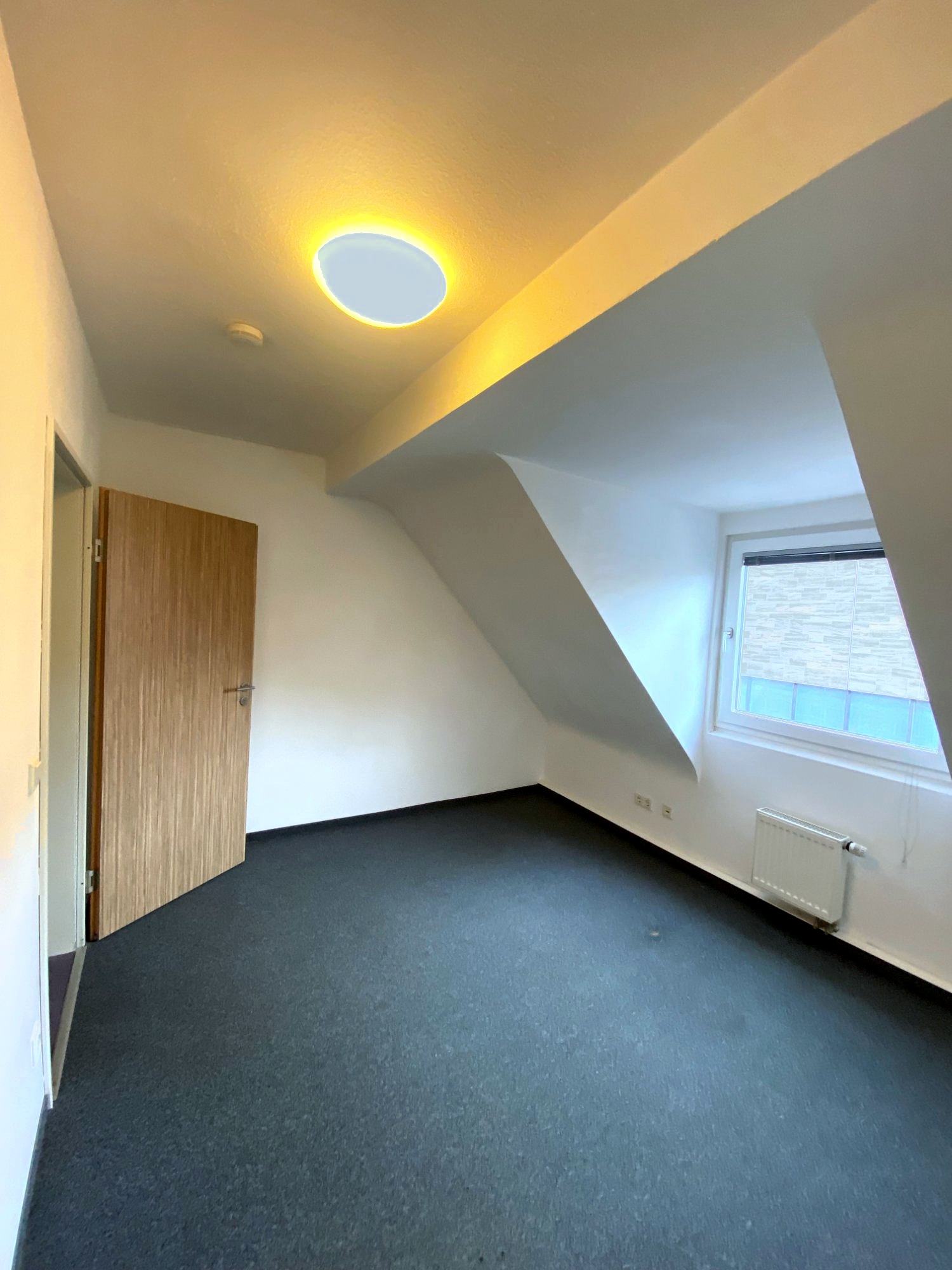 Frisch renoviertes unmöbliertes Zimmer