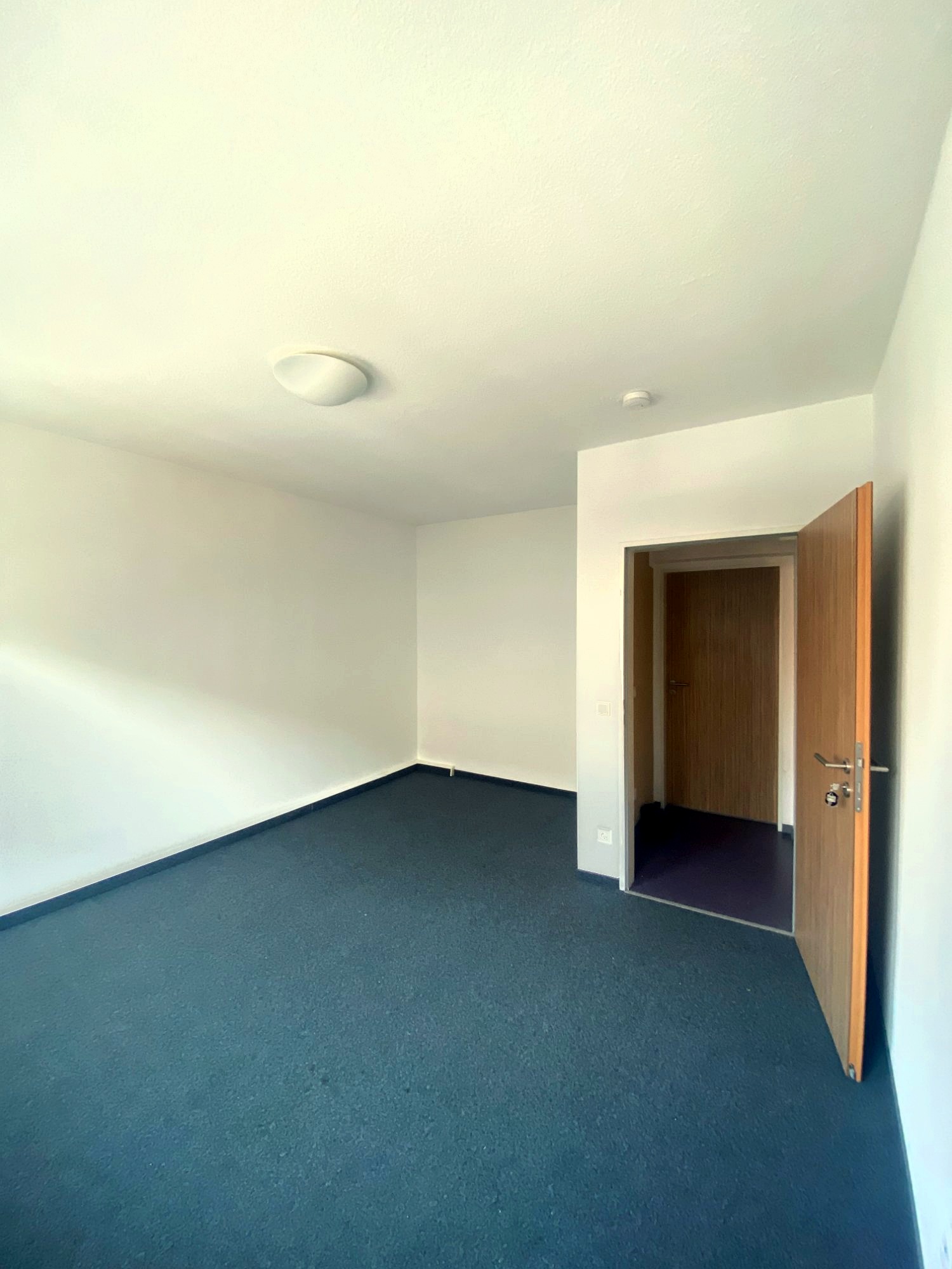 Unmöbliertes Zimmer mit Tageslicht