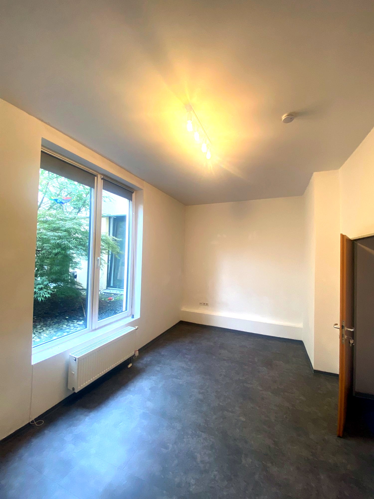 Geräumiges unmöbliertes Eckzimmer