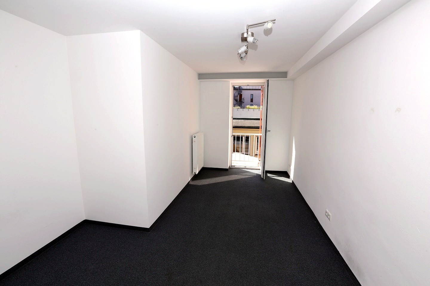 Kompaktes unmöbliertes Zimmer