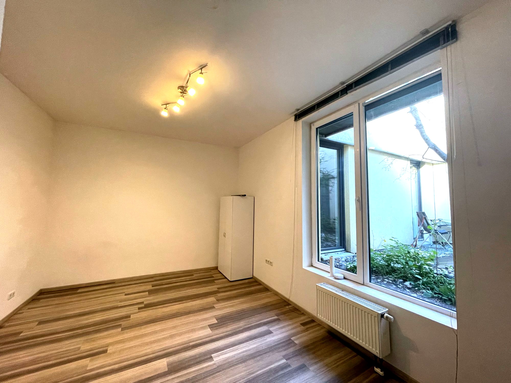 Unmöbliertes Zimmer mit Wandnische