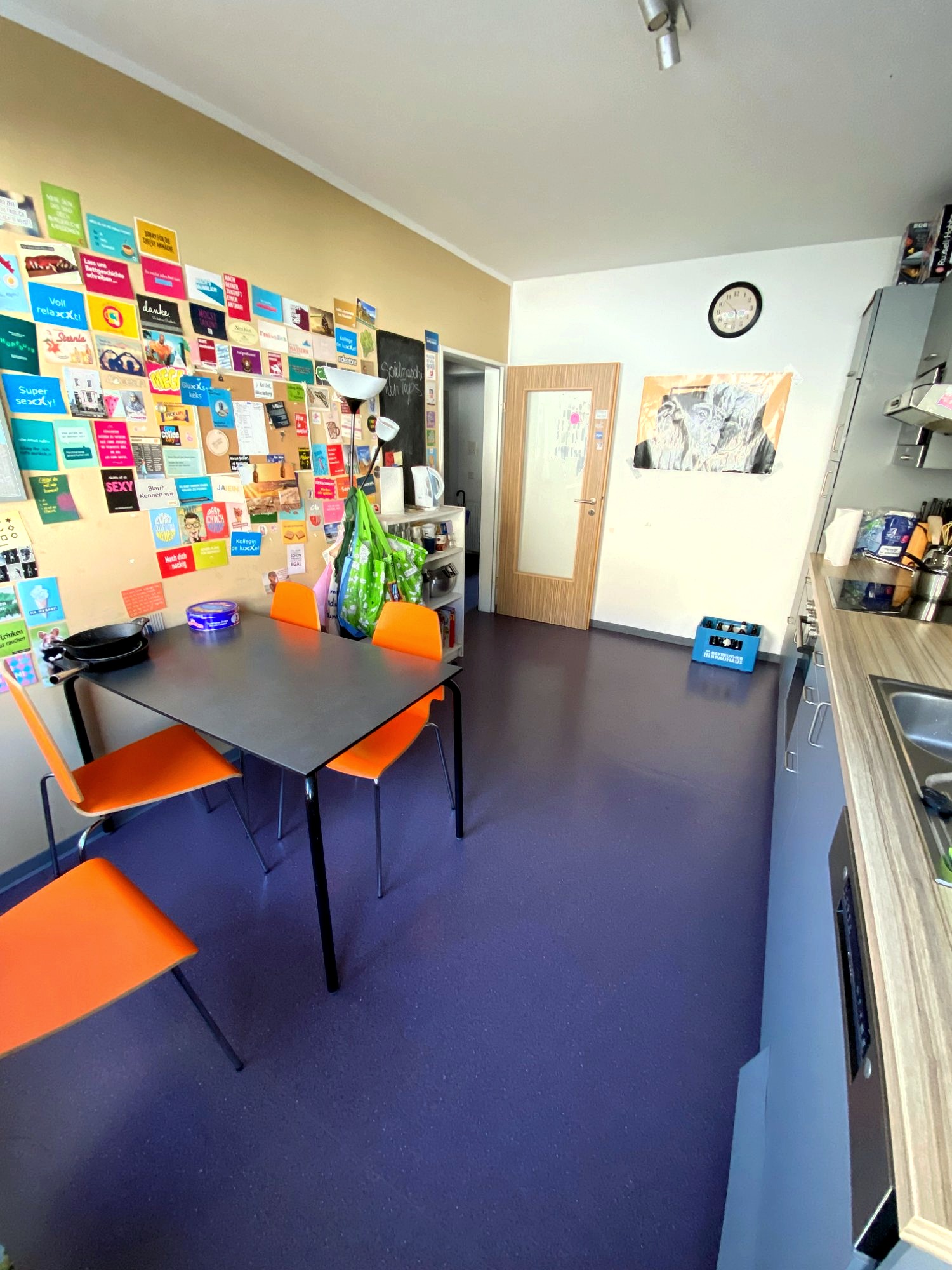 Gemeinschaftsbereich in der Sternstraße mit Couch und TV-Ecke