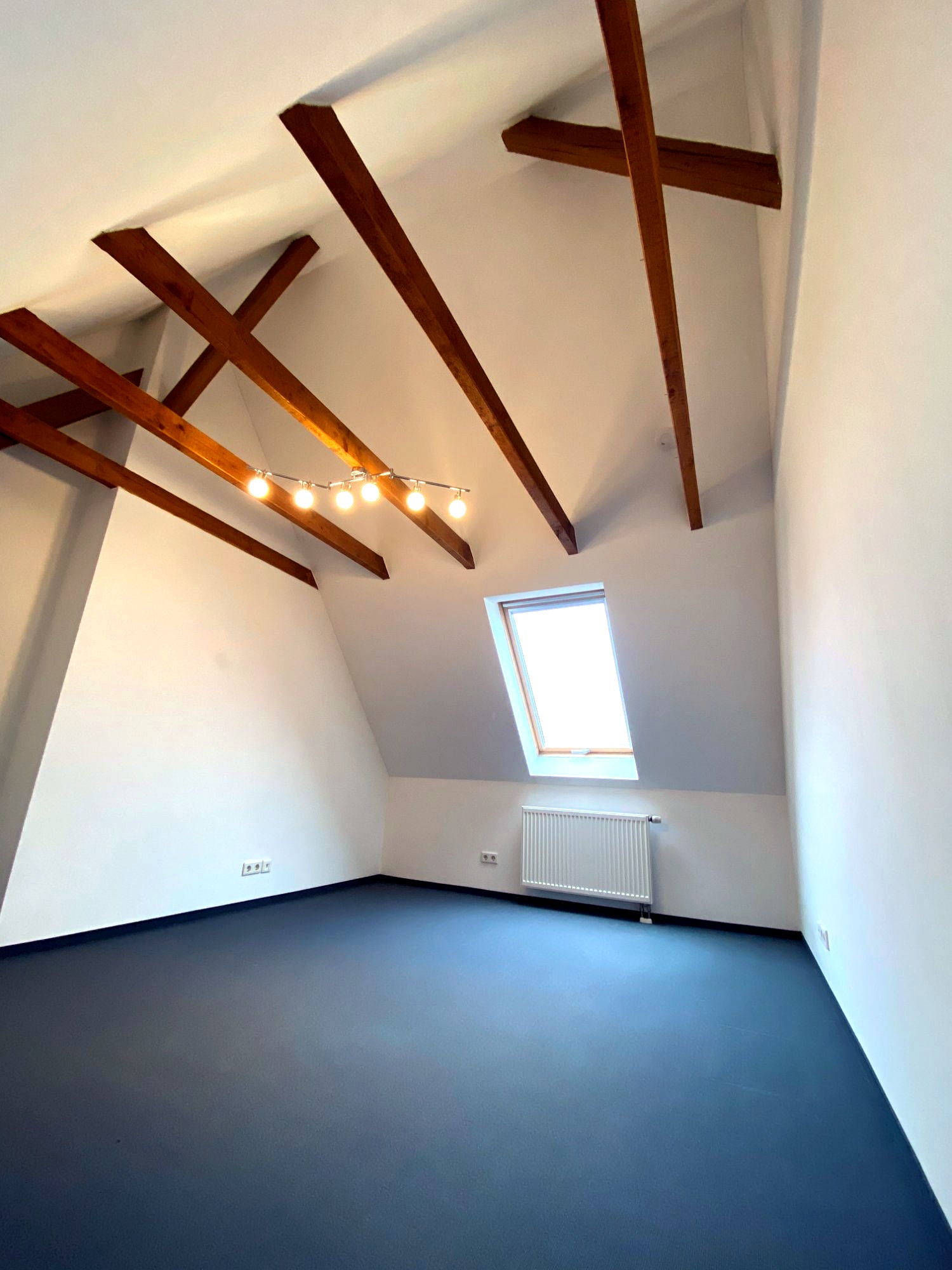 Gemütlicher unmöblierter Raum mit Nische