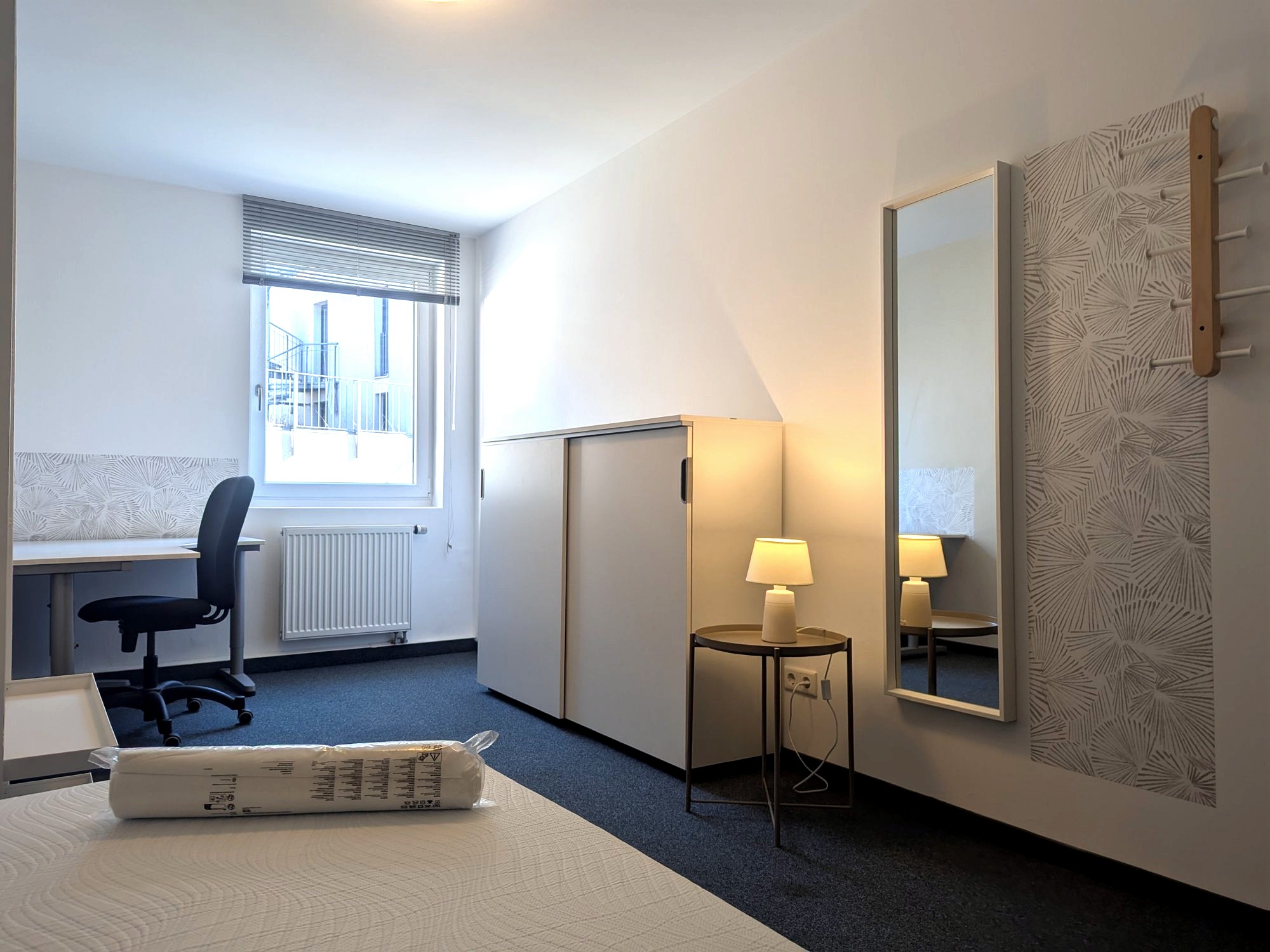 Studenten-Zimmer mit Schreibtisch